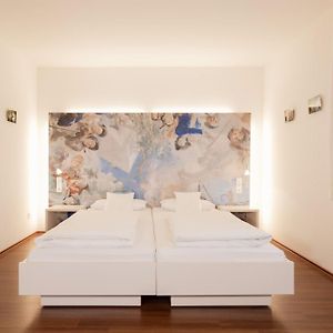 Großes Zimmer mit Kingsize-Bett